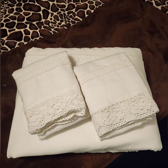 Laura Ashley Other - Laura Ashley White Duvet Cover Set 100% Cotton with Crochet Lace Full/Queen
